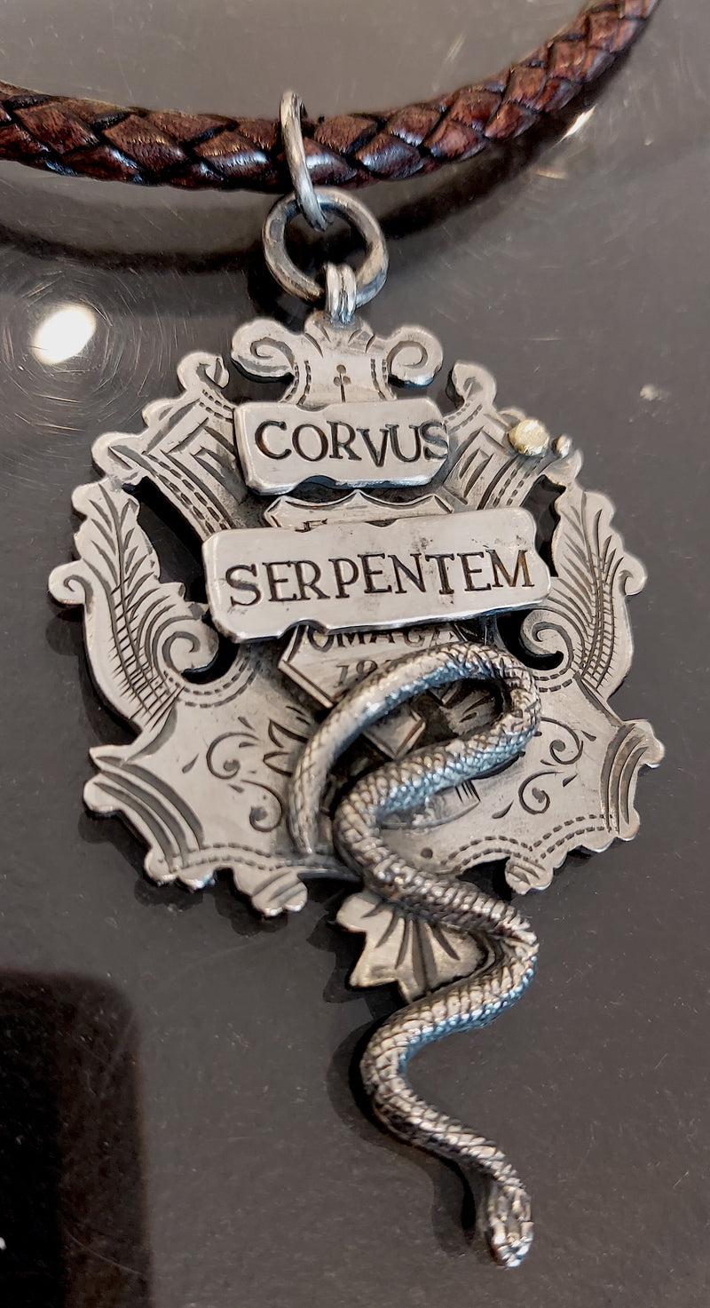 Corvus Serpentem